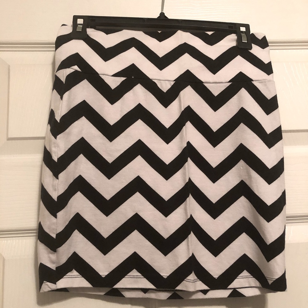 COMES WITH FREE GIFT Black and white mini skirt